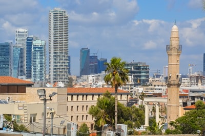 白天的白色和棕色混凝土建筑